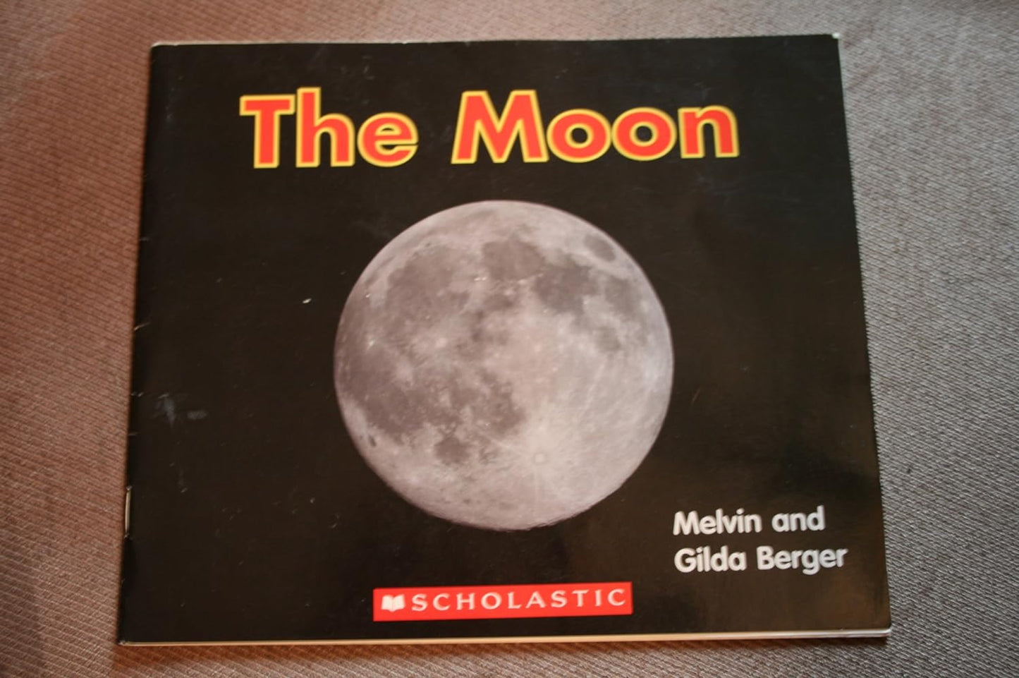 Pre-Loved Book – The Moon | Early Learning & Discovery