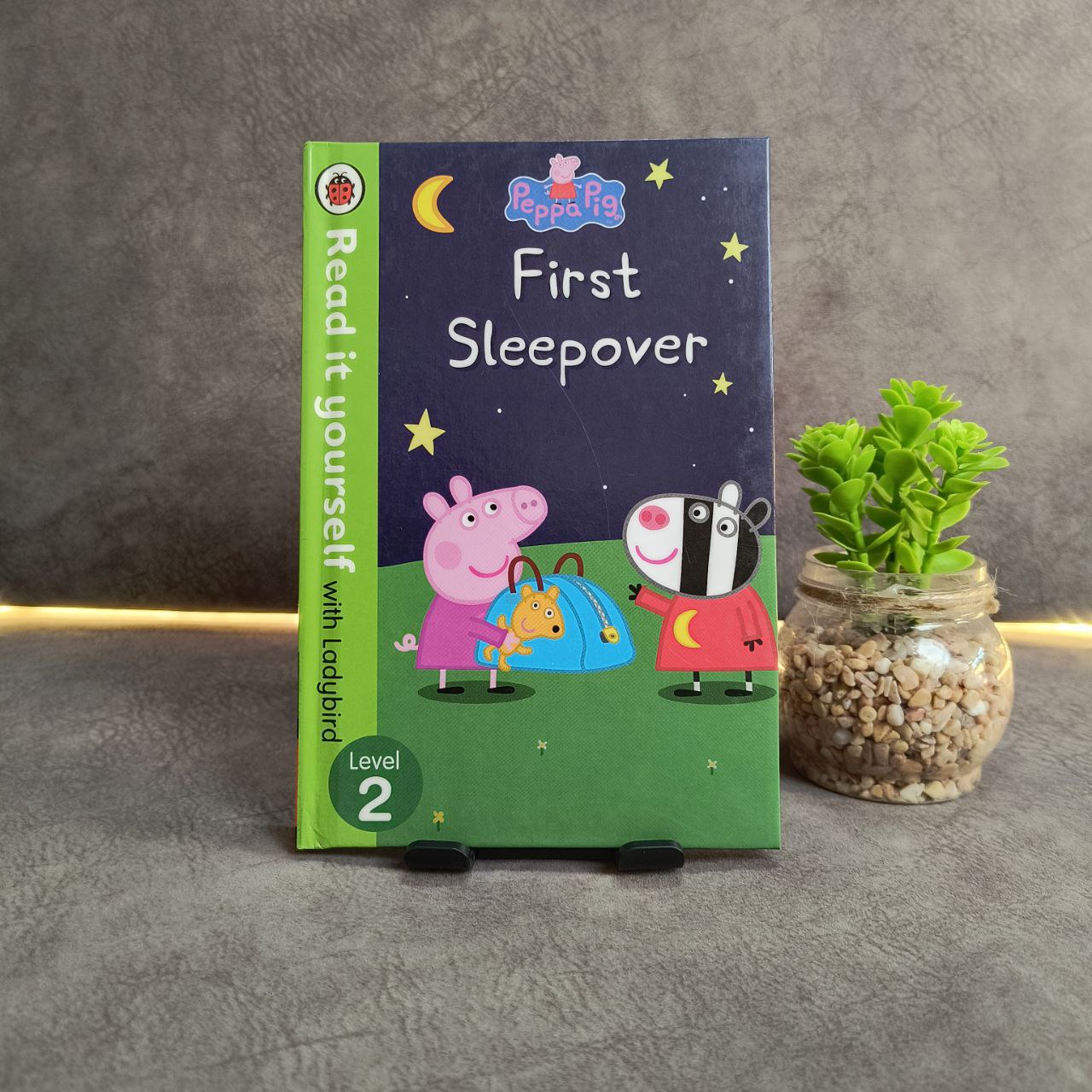 Peppa Pig: First Sleepover - Read It Yourself with Ladybird - Level 2